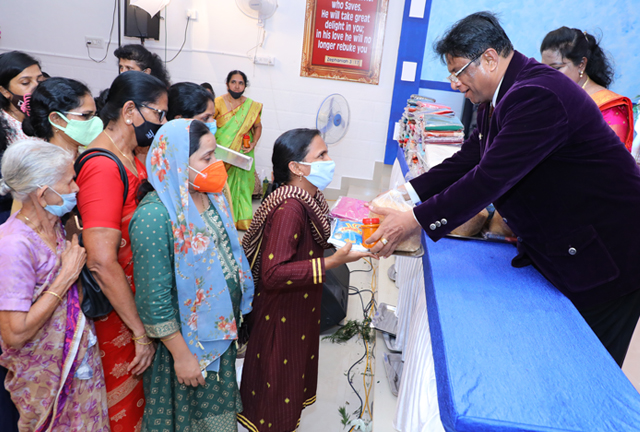 Grace Ministry Celebrates Christmas 2021 with Pomp and Grandeur on 17th Friday, December at its Prayer centre in Valachil, Mangalore. Hundreds gathered at the program and celebrated Xmas with Bro Andrew Richard and family.  